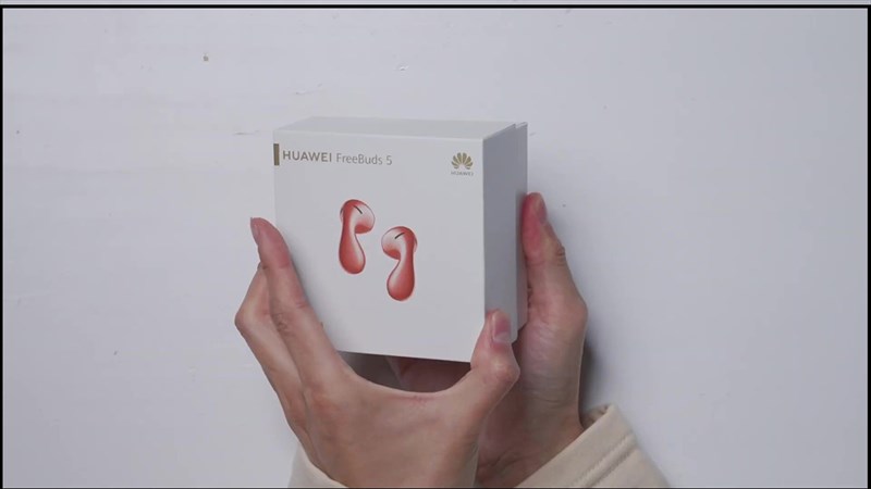 Hộp đựng của Huawei FreeBuds 5 có thiết kế nhỏ gọn với tone màu trắng chủ đạo.