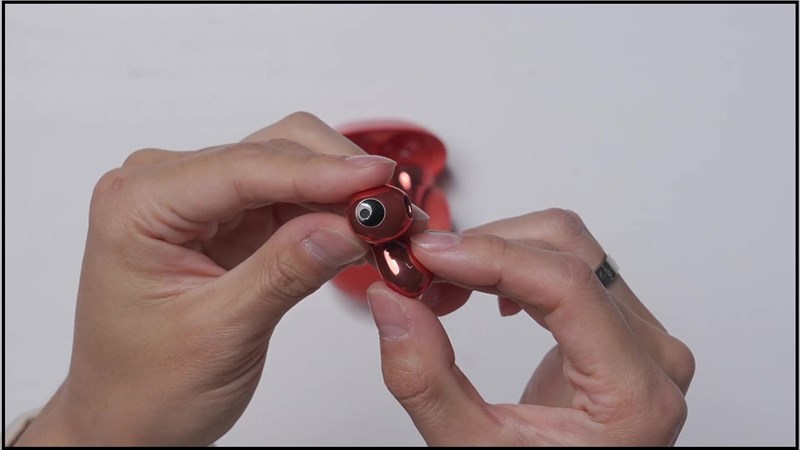 Bề mặt của Huawei FreeBuds 5 được hoàn thiện dạng bóng.