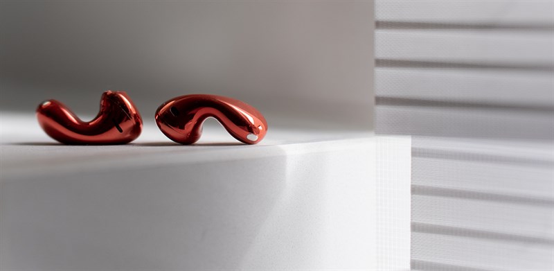 Huawei FreeBuds 5 sở hữu thiết kế được nhà sản xuất lấy cảm hứng từ giọt nước mắt của Hoàng tử Rupert.