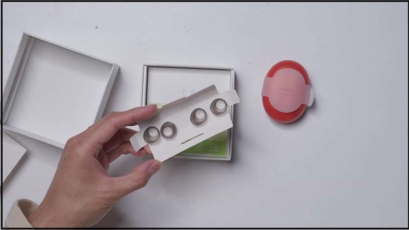 Bên trong hộp sẽ bao gồm Huawei FreeBuds 5, các nút tai thay thế, sách hướng dẫn sử dụng và dây sạc.