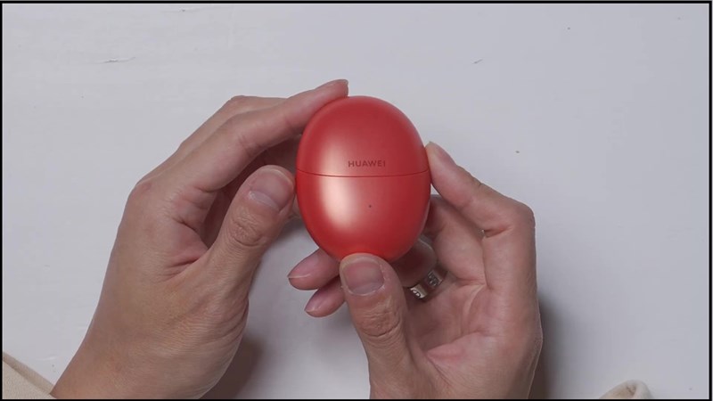 Hộp sạc của Huawei FreeBuds 5 sẽ làm nhám mờ.