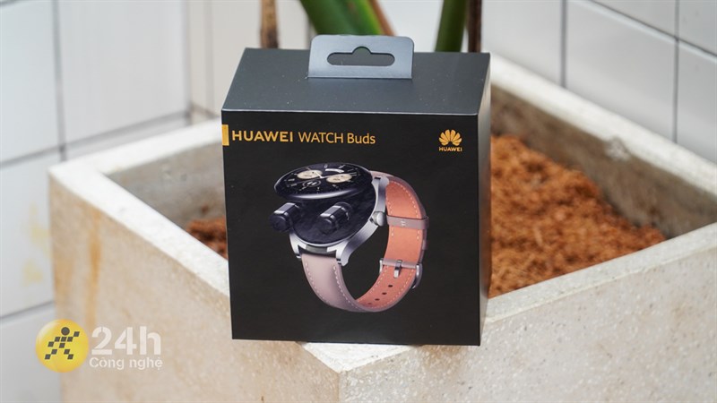Hộp đựng của Huawei Watch Buds có thiết kế vuông vức quen thuộc so với các sản phẩm đồng hồ thông minh từ thương hiệu Huawei.