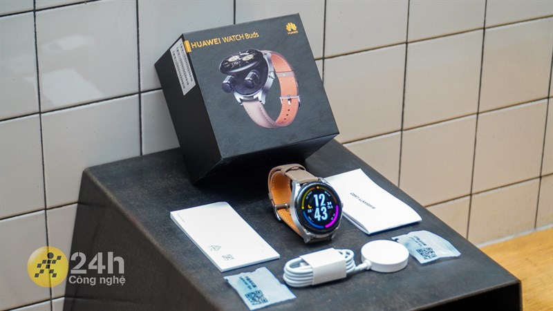 Mở hộp ra bạn sẽ bắt gặp Huawei Watch Buds, sách hướng dẫn sử dụng, đế sạc nam châm có kèm cáp và các nút tai thay thế.