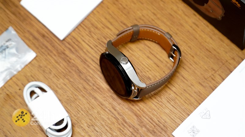 Ở cạnh phải của Huawei Watch Buds là nơi đặt một nút tròn dùng để điều khiển thiết bị.