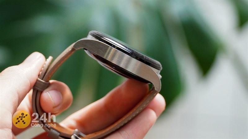 Bao quanh thân đồng hồ là phần khung thép được tinh luyện ở nhiệt độ 1.300 độ C.