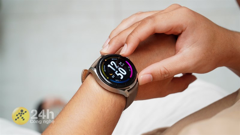 Huawei Watch Buds vẫn sử dụng mặt đồng hồ hình tròn cổ điển.