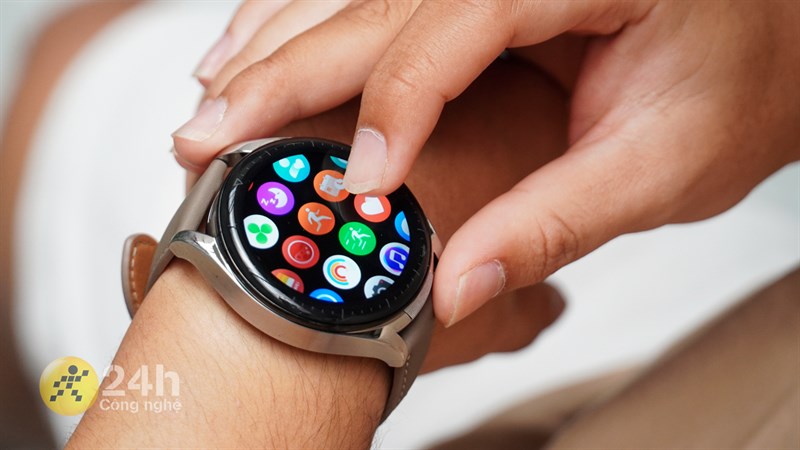 Màn hình AMOLED của Huawei Watch Buds có kích thước 1.43 inch với khả năng hiển thị sống động.