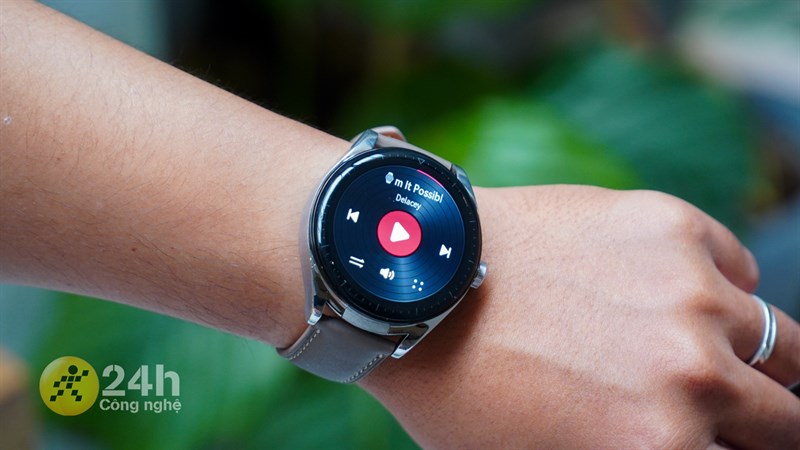 Cạnh dưới màn hình có một nút bấm dùng để mở màn hình ra và lấy tai nghe.