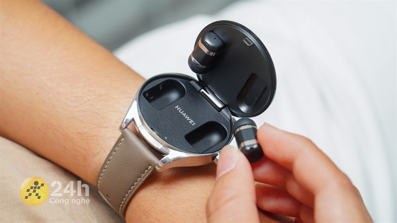 Thao tác lấy tai nghe từ Huawei Watch Buds cũng rất độc đáo.