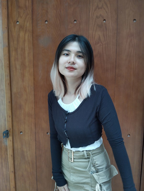 Ảnh chụp thường khi có nền cửa đằng sau, có thể thấy ảnh bị ám xanh nhẹ Ảnh chụp thường khi có nền cửa đằng sau, có thể thấy ảnh bị ám xanh nhẹ