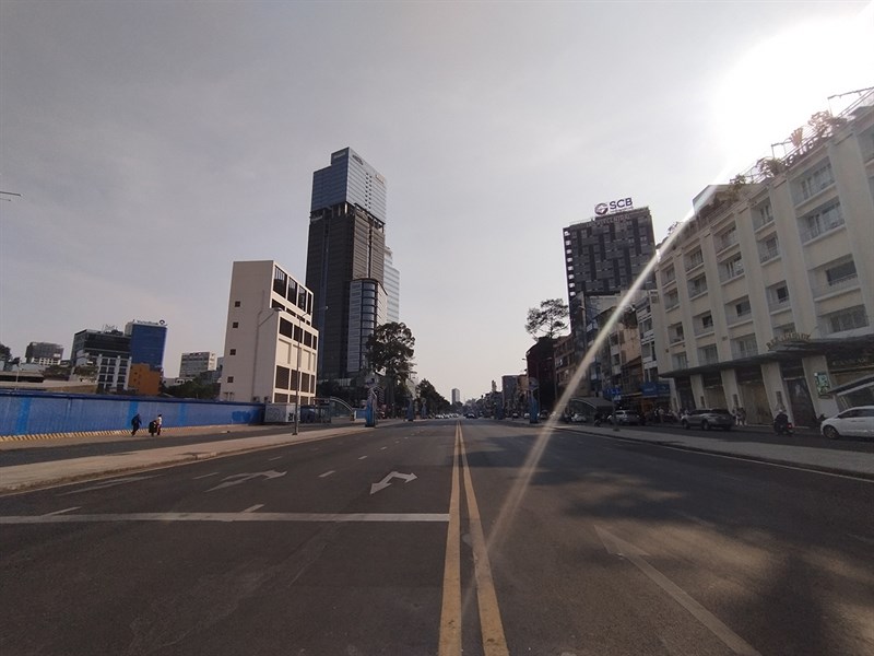 Còn khi chụp ngược sáng thì ảnh góc siêu rộng lại có tông màu ám vàng Còn khi chụp ngược sáng thì ảnh góc siêu rộng lại có tông màu ám vàng