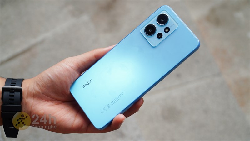 Mặt lưng Redmi Note 12 được làm từ nhựa nhám nên có thể hạn chế tốt tình trạng bám mồ hôi và dấu vân tay Mặt lưng Redmi Note 12 được làm từ nhựa nhám nên có thể hạn chế tốt tình trạng bám mồ hôi và dấu vân tay
