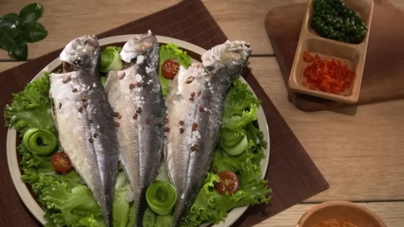 Tell you how to make grilled mackerel with salt and seeds, everyone compliments it