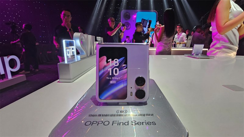 OPPO Find N2 Flip OPPO Find N2 Flip