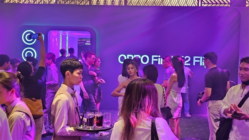 OPPO Find N2 Flip OPPO Find N2 Flip