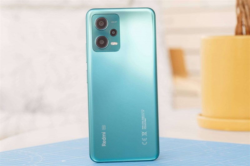 Mặt lưng Redmi Note 12 5G được hoàn thiện từ nhựa nhám nên hạn chế tốt tình trạng bám mồ hôi, dấu vân tay