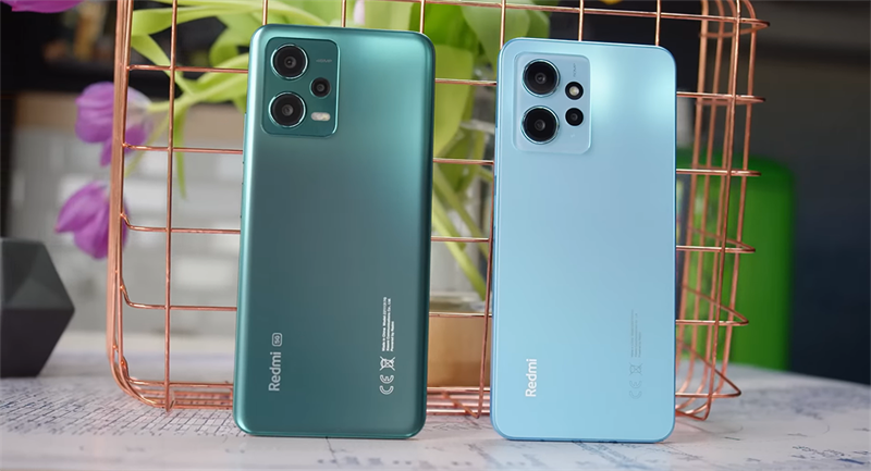Thiết kế của Redmi Note 12 5G (trái) trông mềm mại hơn so với Redmi Note 12 (phải). 