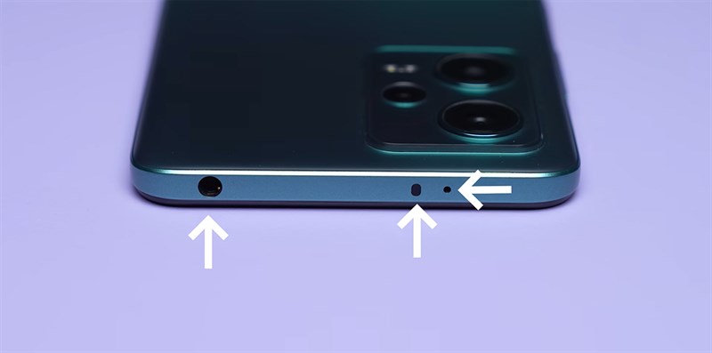Cạnh trên của Redmi Note 12 5G chứa cổng cắm tai nghe chuẩ 3.5 mm, mic và cảm biến hồng ngoại