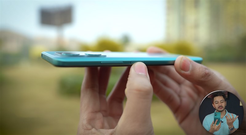 Cạnh phải của Redmi Note 12 5G chứa nút nguồn, cụm phím tăng/giảm âm lượng