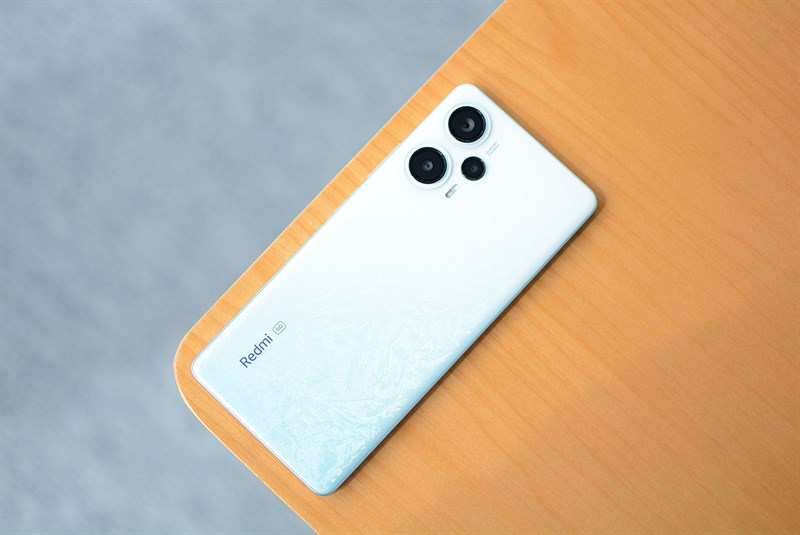 Redmi Note 12 Turbo sở hữu kiểu dáng thiết kế giống với những 'người anh em' Redmi Note 12 Series khác