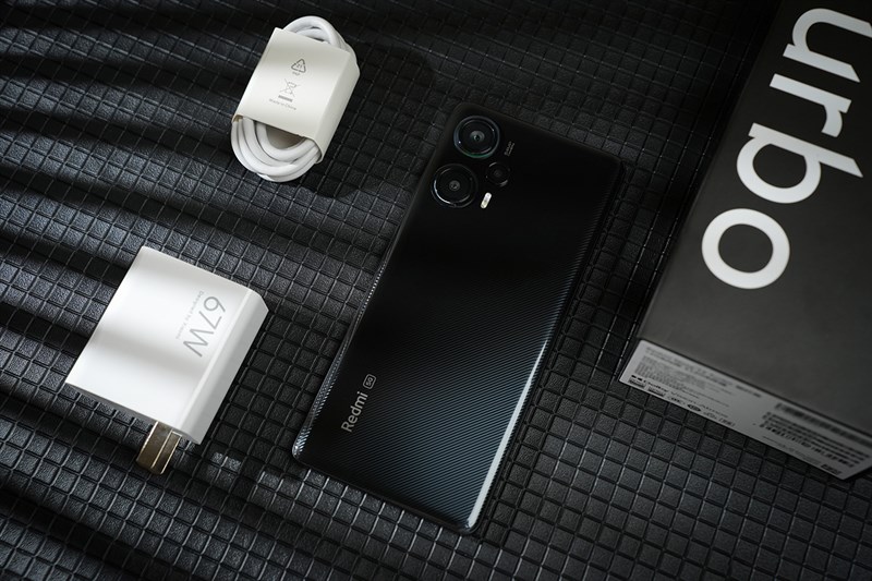 Redmi Note 12 Turbo được đi kèm với đầy đủ món phụ kiện cần thiết