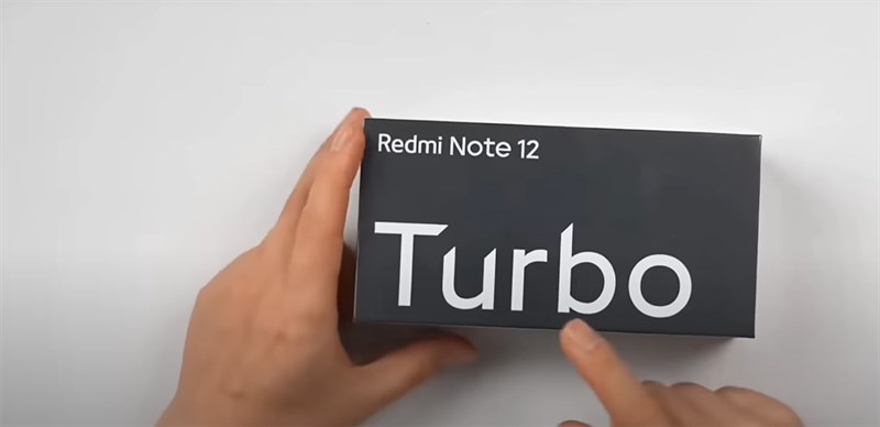 Hộp đựng của Redmi Note 12 Turbo có thiết kế đơn giản với tone màu đen, trắng