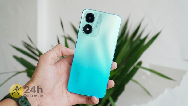 Chiếc máy có màu sắc thu hút, mặt lưng chống bám vân tay Chiếc máy có màu sắc thu hút, mặt lưng chống bám vân tay