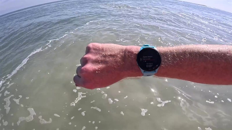 Garmin Forerunner 265 được trang bị xếp hạng chống nước 5 ATM. Garmin Forerunner 265 được trang bị xếp hạng chống nước 5 ATM.