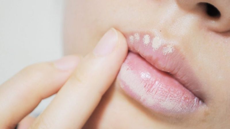 Cách sử dụng kem che khuyết điểm môi