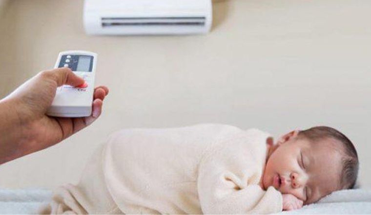 Cần lưu ý gì khi cho trẻ sơ sinh nằm điều hoà vào mùa hè?