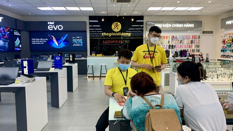 Các nhân viên đang hướng dẫn tận tình về sản phẩm cho quý khách hàng