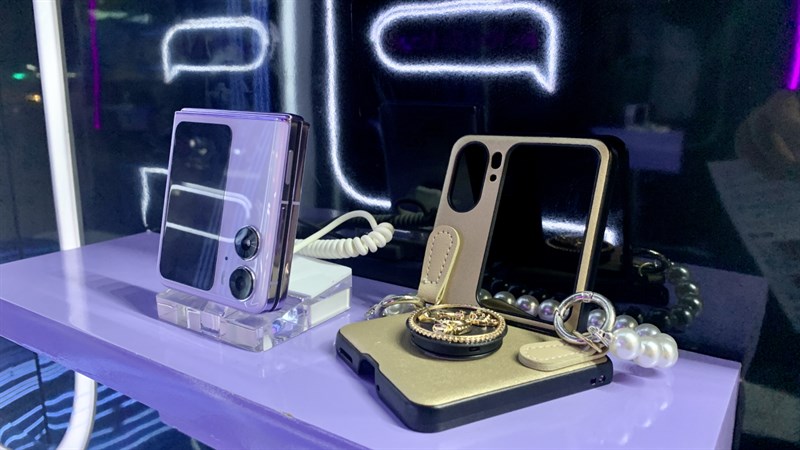 OPPO Find N2 Flip đang được chưng bày tại booth checkin