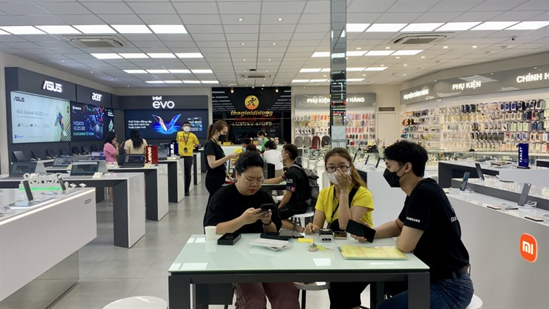 Khách hàng đang làm hồ sơ thanh toán sản phẩm