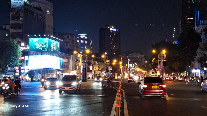 Trục đường Lê Lợi nối dài từ Nhà hát Thành Phố đến chợ Bến Thành đã có đông đúc các phương tiện tham gia giao thông.