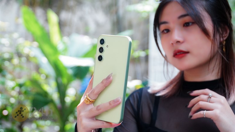 Galaxy A54 5G đã có camera chính được cải thiện về khả năng chụp thiếu sáng cùng phần cứng được nâng cấp.