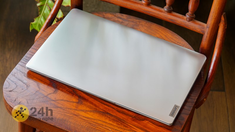 Lenovo IdeaPad 1 15AMN7 có thiết kế tối giản, thanh lịch.