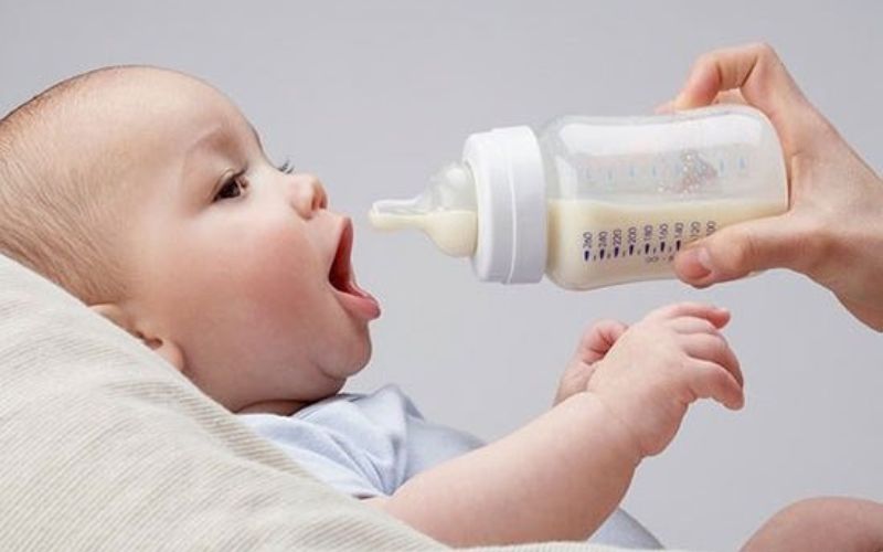 Các nguyên nhân khiến trẻ bị sặc sữa