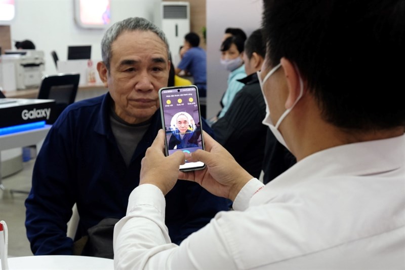 Khách hàng xác thực khuôn mặt để cập nhật thông tin thuê bao