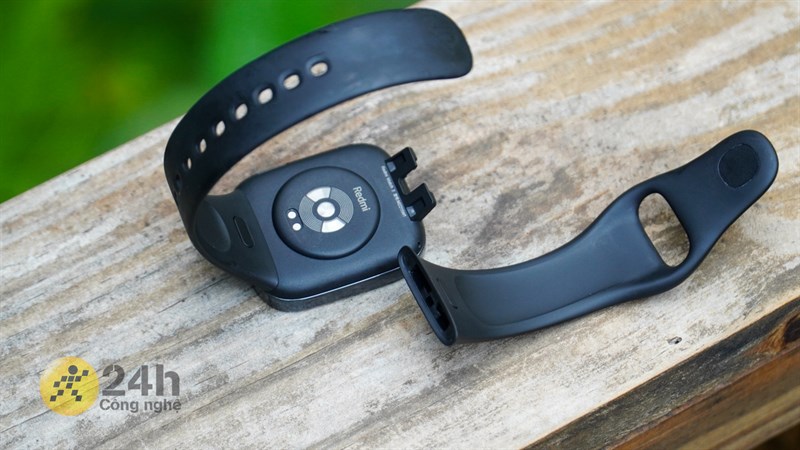 Phần dây đeo của phiên bản Redmi Watch 3 màu đen sử dụng chất liệu nhựa TPU.