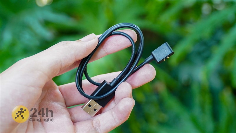 Bên trong hộp, bạn sẽ tìm thấy Redmi Watch 3, dây sạc có kèm chân đế nam châm và sách hướng dẫn sử dụng.