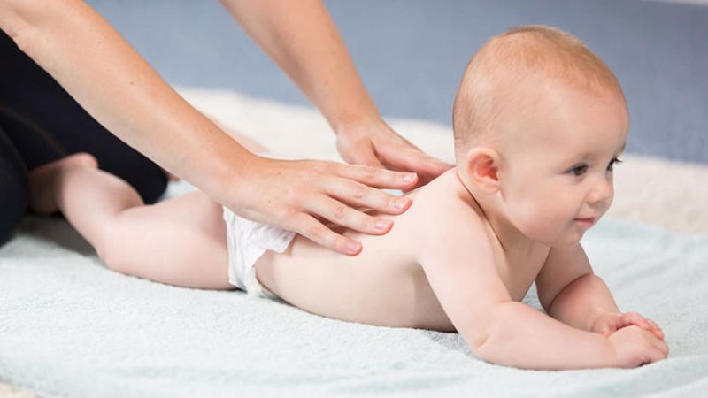 Massage bằng tinh dầu cho bé