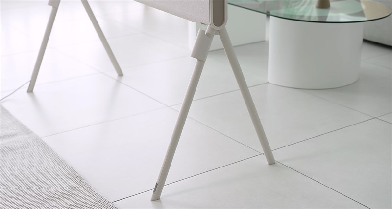 Phần chân đế của LG Posé còn có thể giúp bạn giấy dây nguồn rất tiện lợi Phần chân đế của LG Posé còn có thể giúp bạn giấy dây nguồn rất tiện lợi