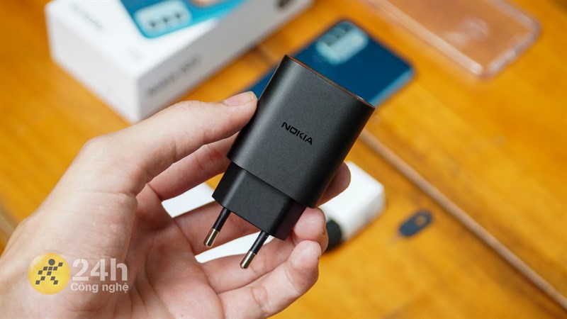 Bên trong hộp đựng Nokia G22 có cục sạc đi kèm Bên trong hộp đựng Nokia G22 có cục sạc đi kèm