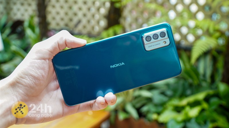 Tuy thiết kế thay đổi một chút nhưng cảm giác trên tay Nokia G22 vẫn rất thoải mái Tuy thiết kế thay đổi một chút nhưng cảm giác trên tay Nokia G22 vẫn rất thoải mái