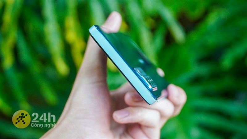 Cạnh trên của máy không chứa một cảm biến hay cổng kết nối nào Cạnh trên của máy không chứa một cảm biến hay cổng kết nối nào
