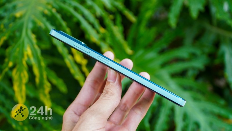 Cạnh phải của Nokia G22 chứa nút nguồn kiêm cảm biến vân tay và cụm phím tăng/giảm âm lượng Cạnh phải của Nokia G22 chứa nút nguồn kiêm cảm biến vân tay và cụm phím tăng/giảm âm lượng