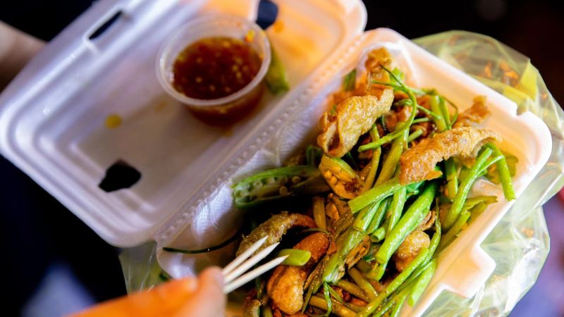 Nước sốt mắm me chua ngọt cũng góp phần làm nên sự thành công của món ăn