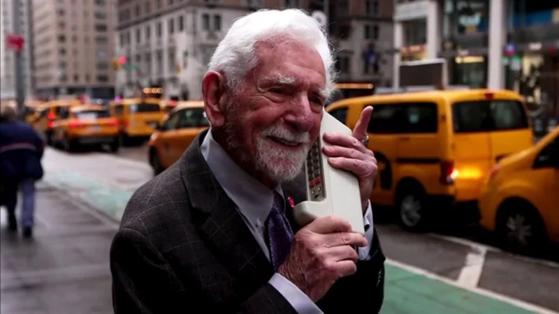 Kỷ niệm 50 năm cuộc gọi đầu tiên từ điện thoại di động