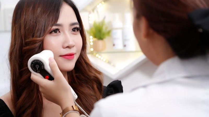 Bác sĩ sẽ tiến hành soi da để xác định u mạch anh đào