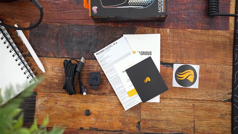 Bên trong hộp bao gồm Glorious Model O 2, hướng dẫn sử dụng, cáp, dongle và dongle adapter.